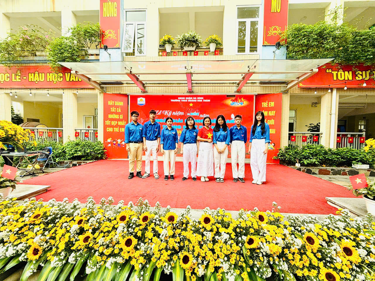 Lớp 9A2 Trường THCS Hoàng Hoa Thám: Tự hào kết nạp những đoàn viên trong ngày lễ trọng đại