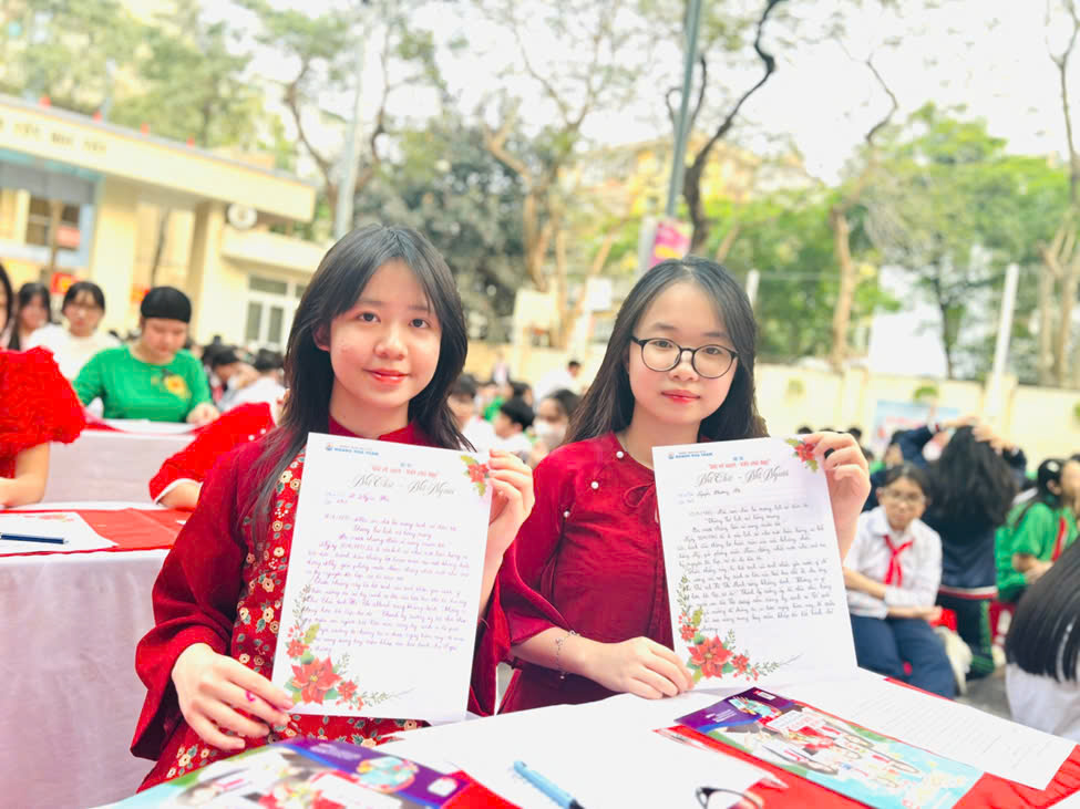 Phương Nhi và Ngân Hà học sinh lớp 8A5 tạo ấn tượng tại Hội thi “Viết chữ đẹp” lần thứ II.