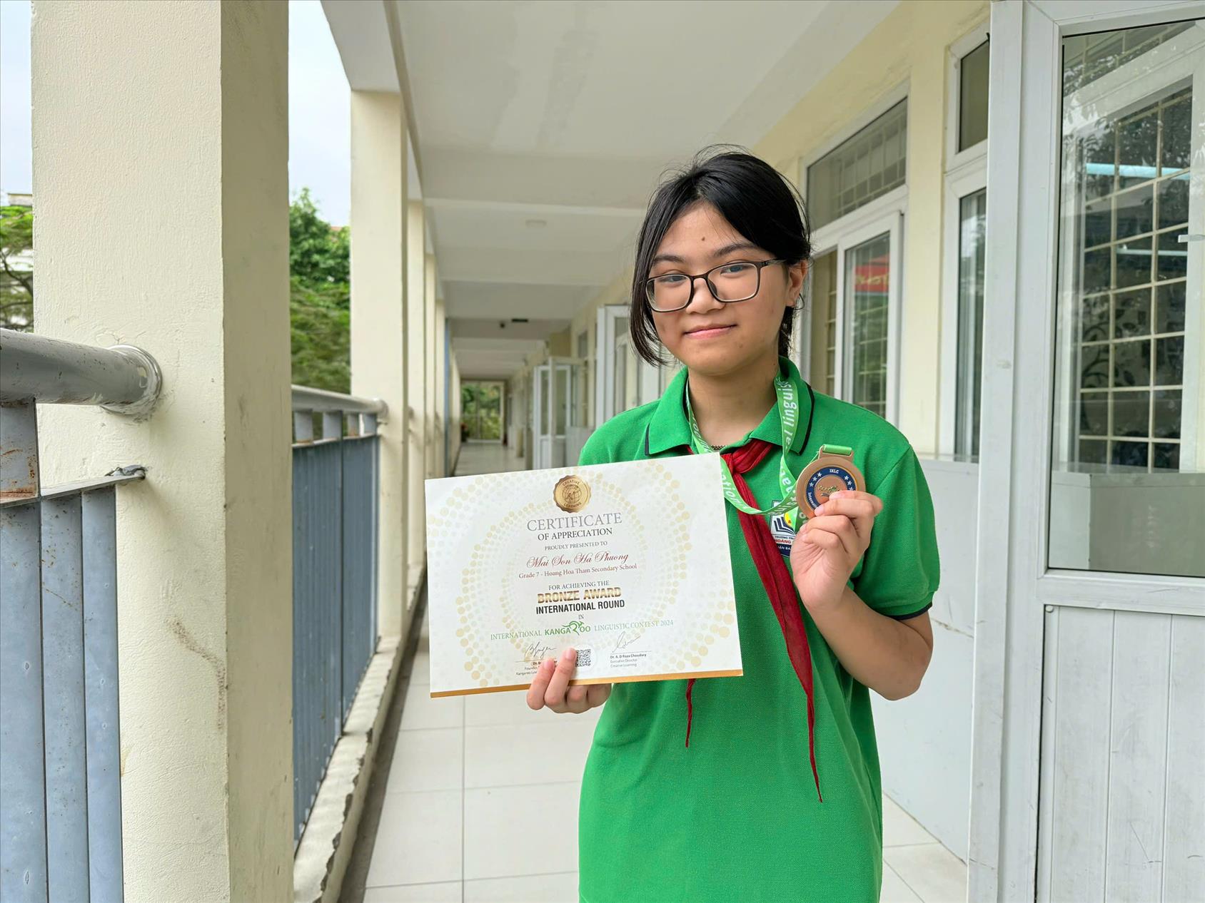 Niềm tự hào của lớp 8A1 -  Mai Sơn Hà Phương giành huy chương Đồng Cuộc thi Tiếng Anh