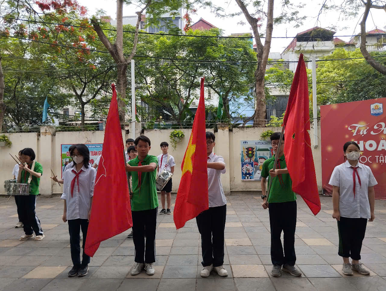 Liên đội trường THCS Hoàng Hoa Thám sôi nổi tập luyện nghi thức Đội sẵn sàng cho các hoạt động sự kiện của Nhà trường
