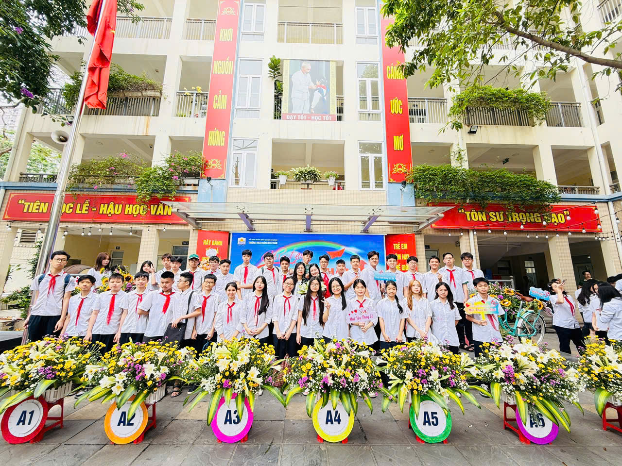 Mùa phượng, mùa thi, mùa chia ly với 9A5 của mùa hạ Hoàng Hoa Thám yêu thương