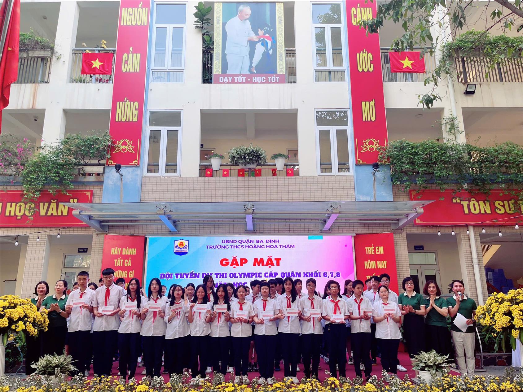 Trường THCS Hoàng Hoa Thám trao giải Olympic, cấp trường và gặp mặt động viên học sinh tham gia thi Olympic các môn văn hoá, khoa học cấp Quận dành cho học sinh lớp 6,7,8