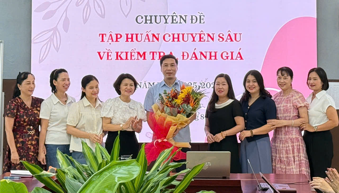Giáo viên Ngữ văn Trường THCS Hoàng Hoa Thám tham gia tập huấn chuyên sâu về kiểm tra, đánh giá.