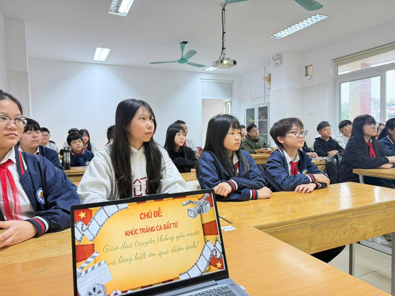 Tập thể lớp 7A4 trường THCS Hoàng Hoa Thám hào hứng với tiết HĐTN có chủ đề “Giáo dục truyền thống yêu nước và lòng biết ơn qua điện ảnh”.