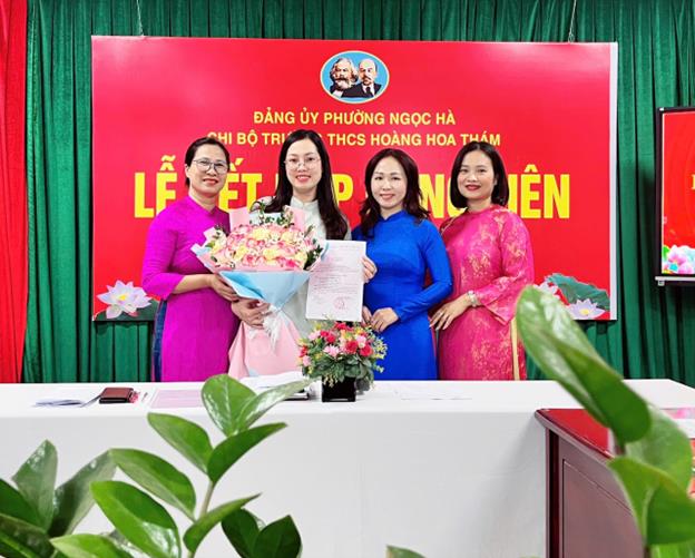 Dấu mốc ý nghĩa trong công tác xây dựng Đảng của Trường THCS Hoàng Hoa Thám – Lễ kết nạp Đảng viên mới