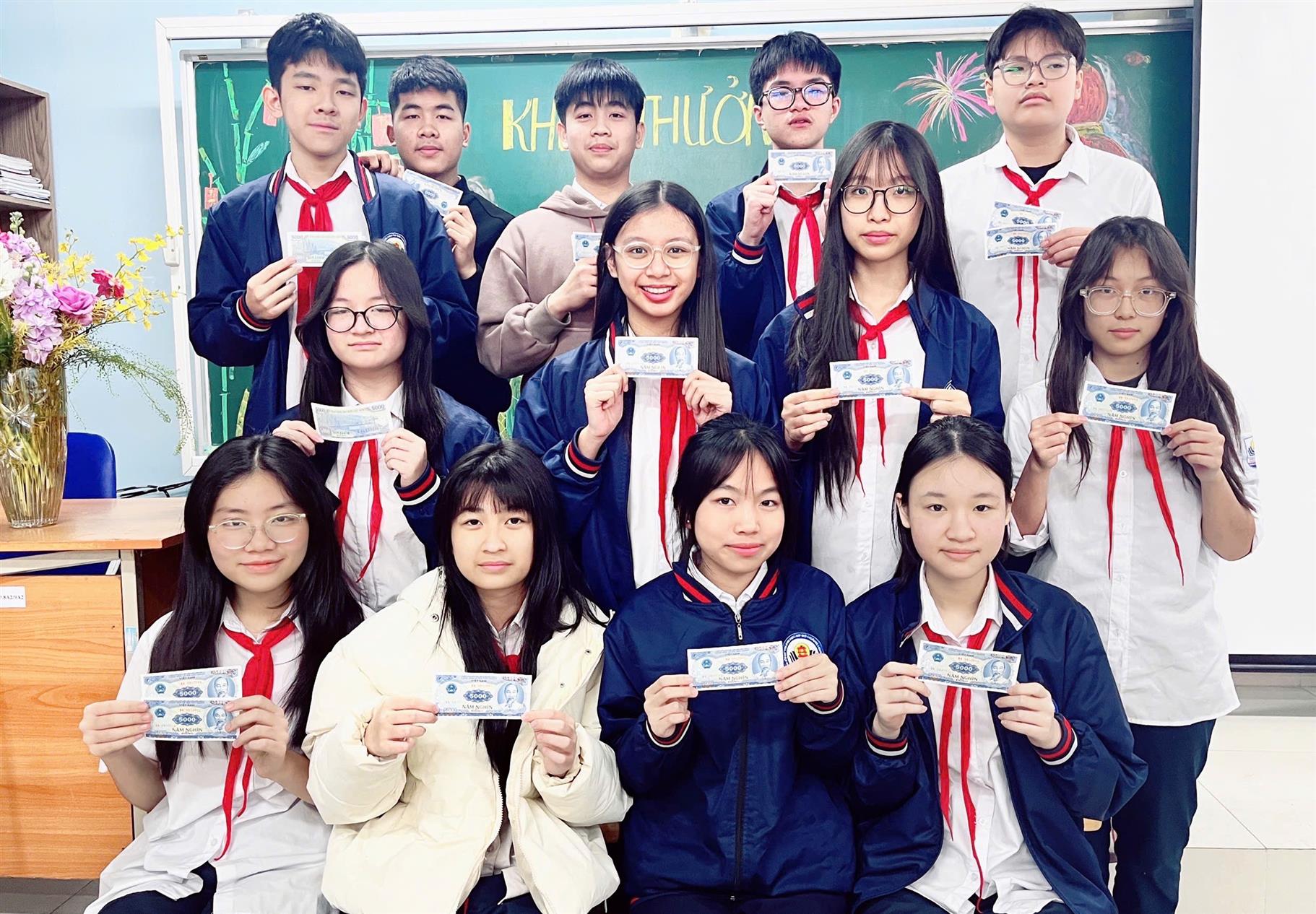 Niềm vui và sự cố gắng của học sinh lớp 9A2 trường THCS Hoàng Hoa Thám sau kỳ thi học kỳ I và khảo sát tháng 01 năm học 2025 – 2026