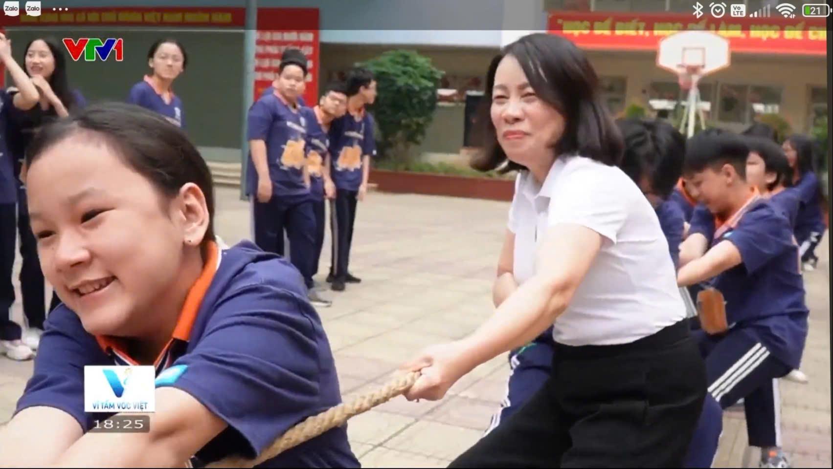 Khi thầy cô đồng hành cùng tập thể lớp 7A1 trong mỗi giờ ra chơi ngập tiếng cười và niềm vui – khuôn hình đẹp, ý nghĩa trên VTV1 hôm nay