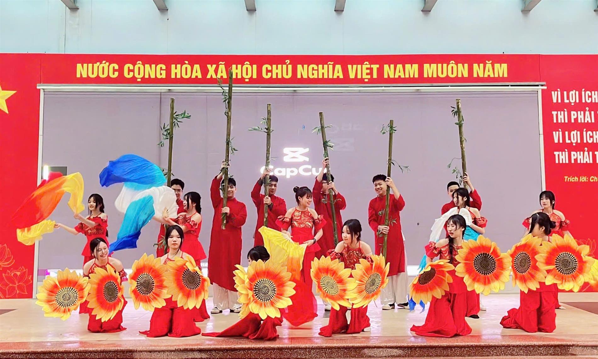 Liên đội trường THCS Hoàng Hoa Thám sôi nổi hoạt động chào mừng Đại hội Đại biểu toàn quốc lần thứ XIV của Đảng.