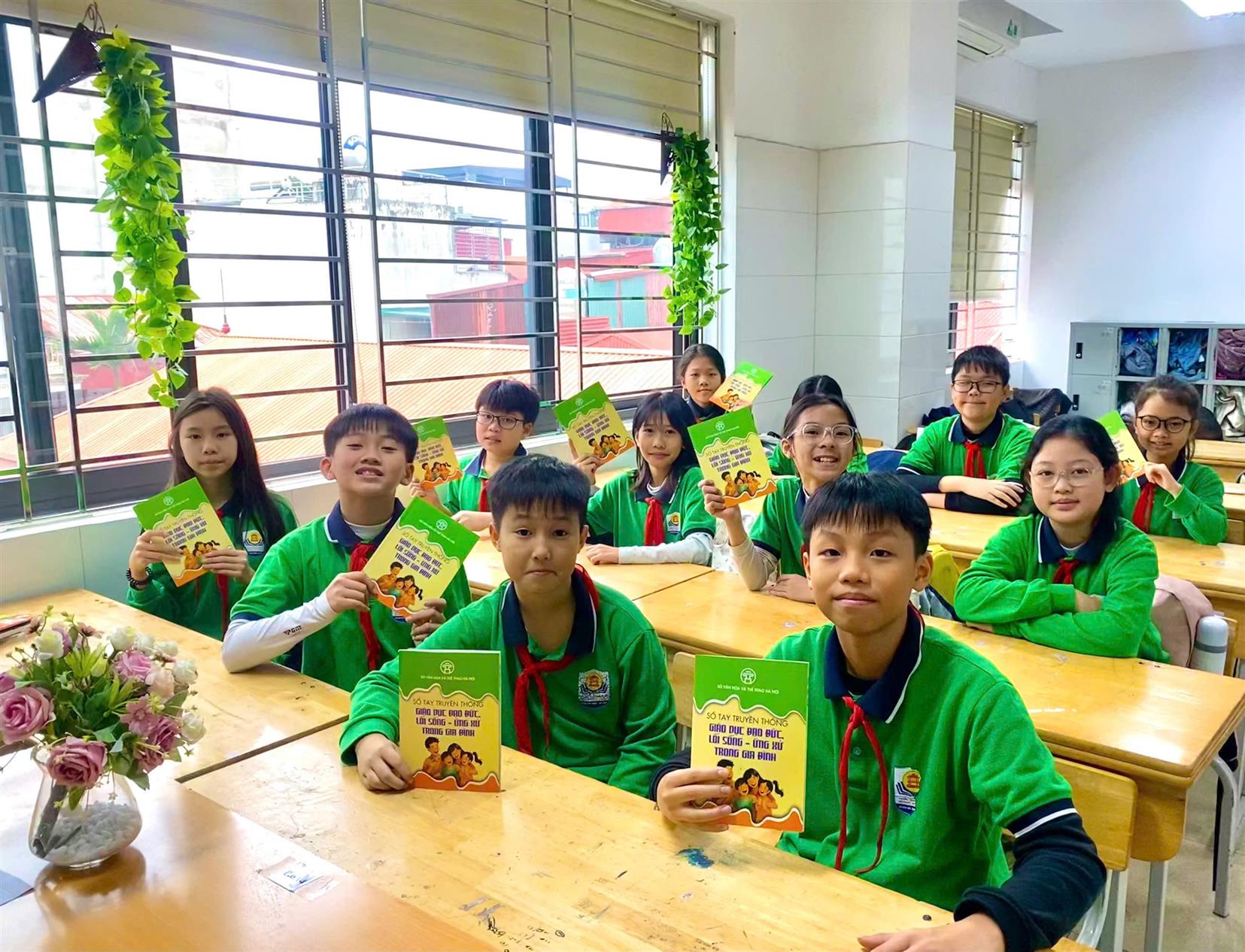 Thư viện trường THCS Hoàng Hoa Thám tuyên truyền sách tháng 1