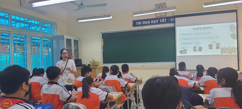 A person teaching a class

Description automatically generated with medium confidence