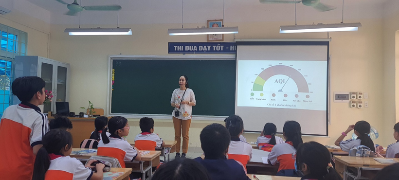 A person giving a presentation to a group of children

Description automatically generated with medium confidence