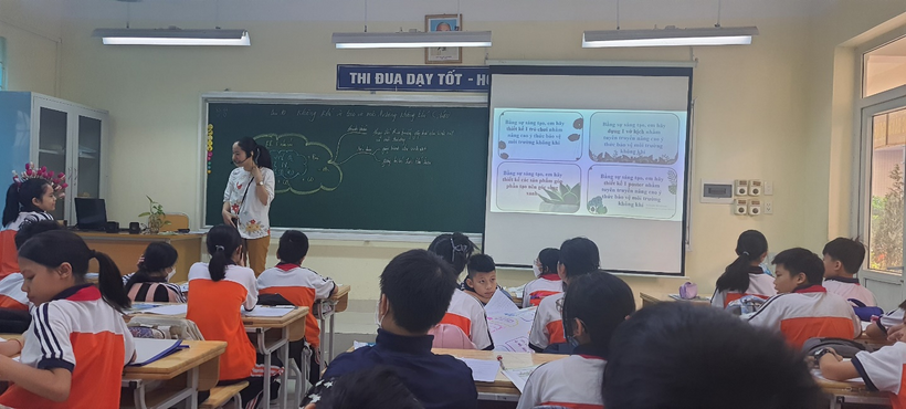 A person teaching a class

Description automatically generated with low confidence