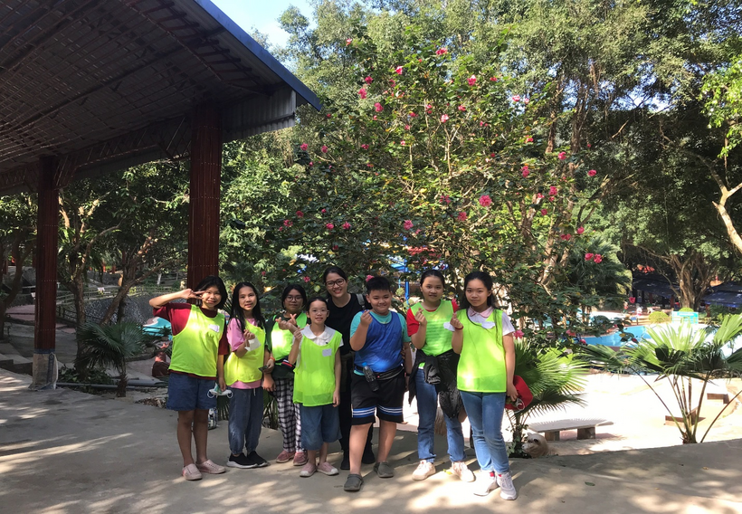 A group of people posing for a photo

Description automatically generated with medium confidence