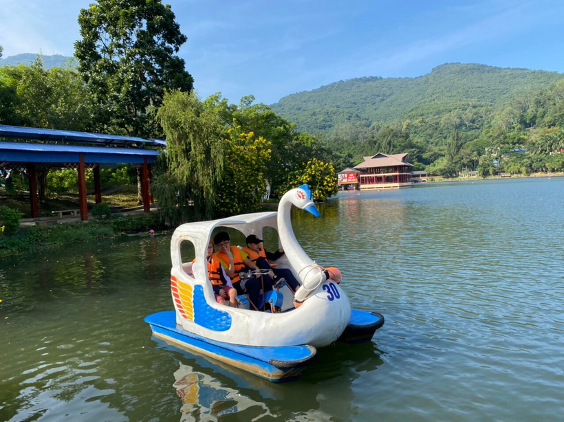 A group of people on a boat

Description automatically generated with medium confidence