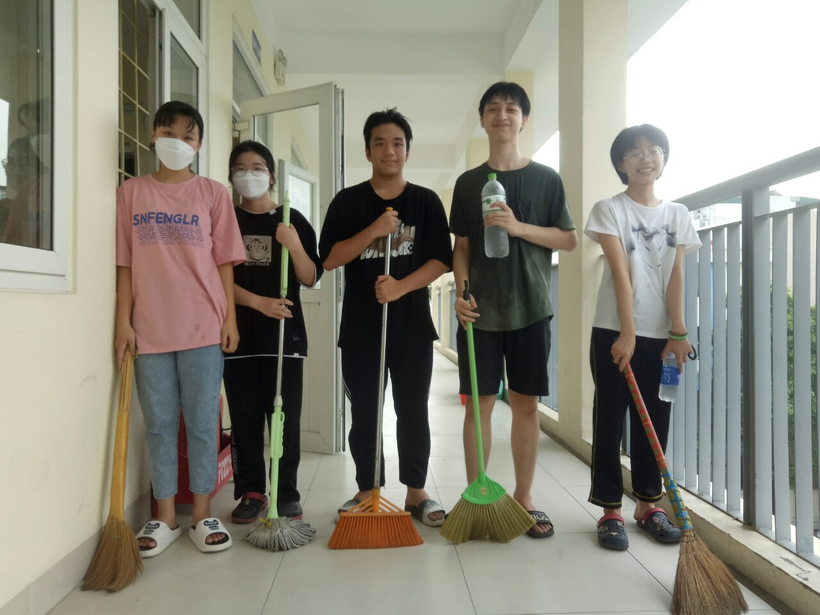 A group of people standing in a hallway

Description automatically generated with low confidence