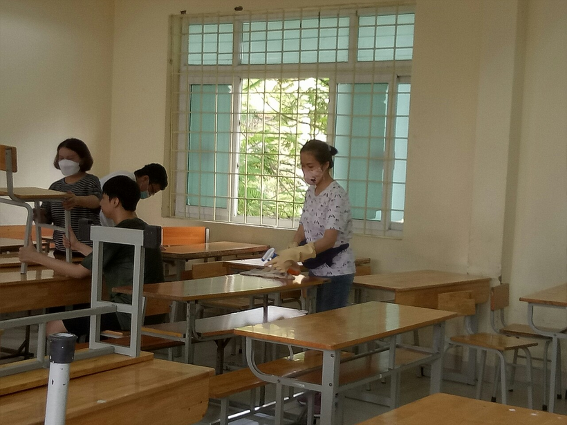 A group of children in a classroom

Description automatically generated with medium confidence