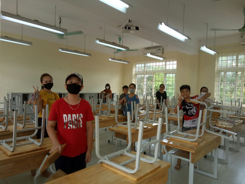 A group of people in a room

Description automatically generated with medium confidence