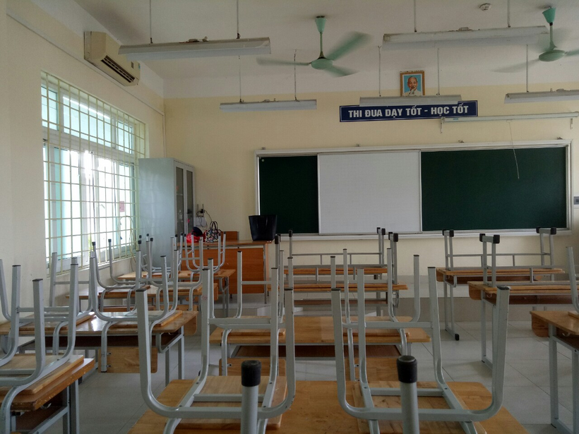 A classroom with desks and chairs

Description automatically generated with low confidence