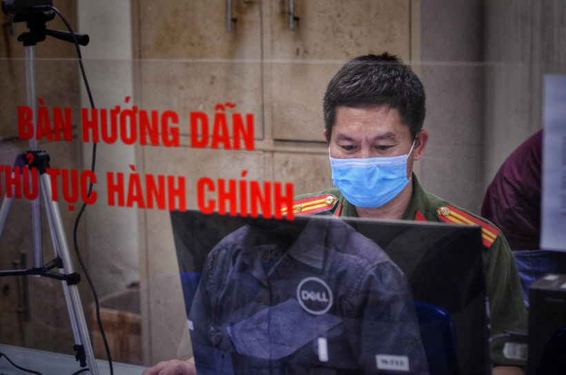 A person wearing a mask

Description automatically generated with low confidence