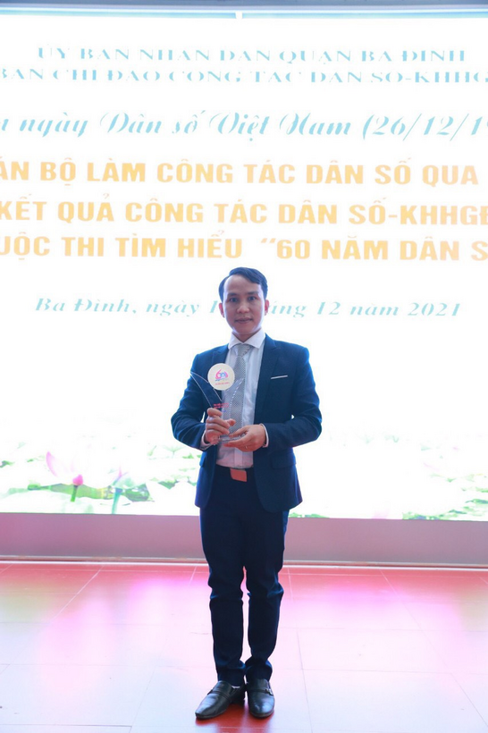 A person standing on a stage

Description automatically generated with medium confidence