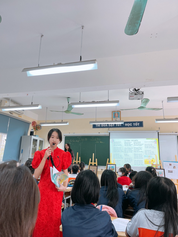 A person speaking to a group of people in a classroom

Description automatically generated with medium confidence