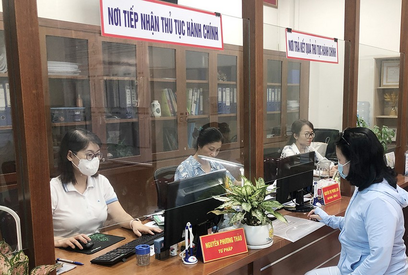 Chủ tịch Hà Nội: Không được yêu cầu người dân xuất trình sổ hộ khẩu giấy khi làm thủ tục ảnh 1