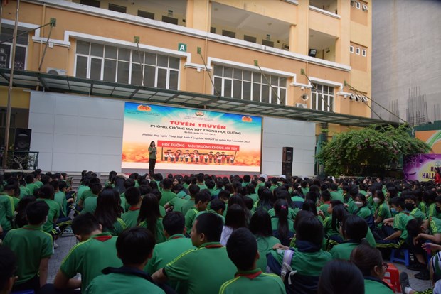 Thuoc la dien tu xam nhap hoc duong: Moi nguy hai de doa the he tre hinh anh 3
