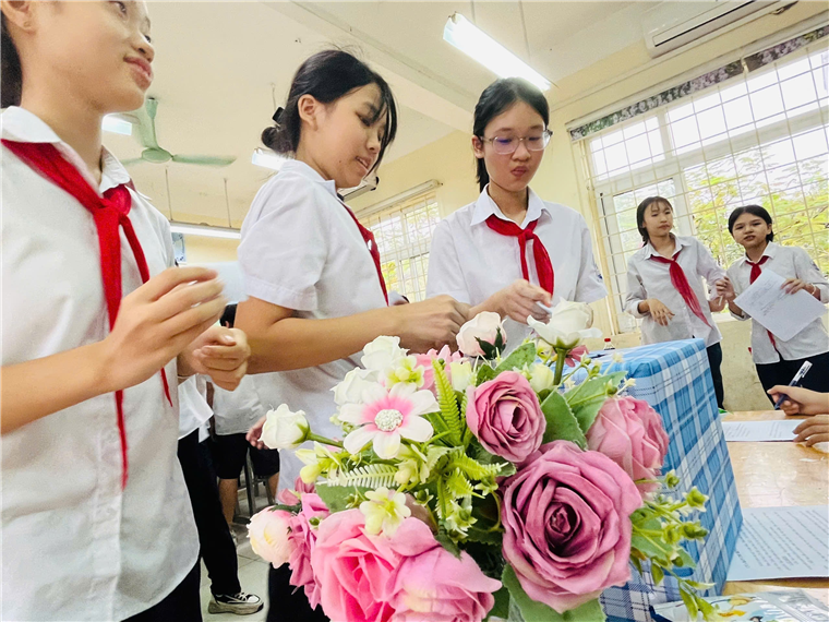 A group of girls in uniform

Description automatically generated