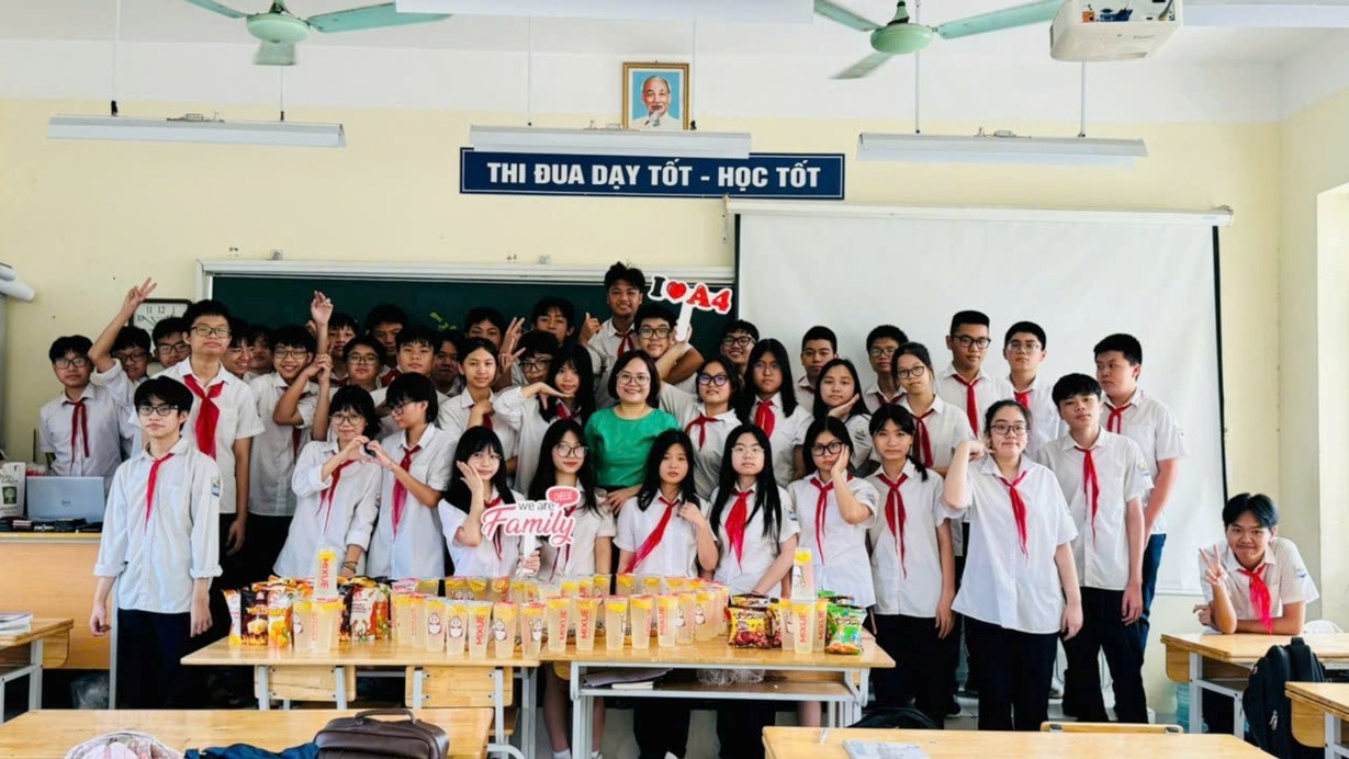 A group of students in a classroom

Description automatically generated