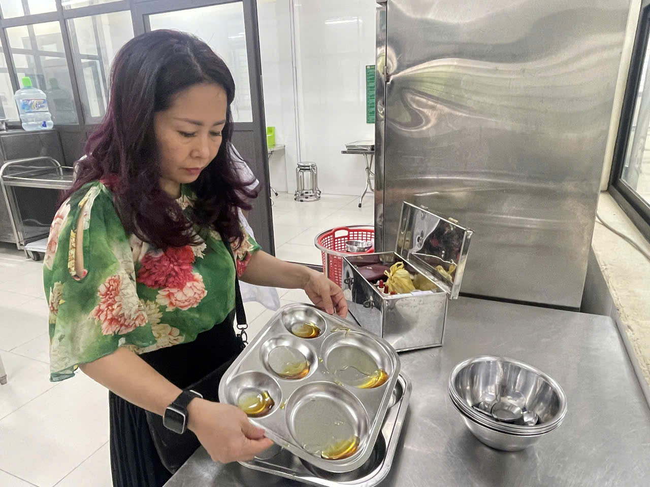 A person holding a tray of foodDescription automatically generated