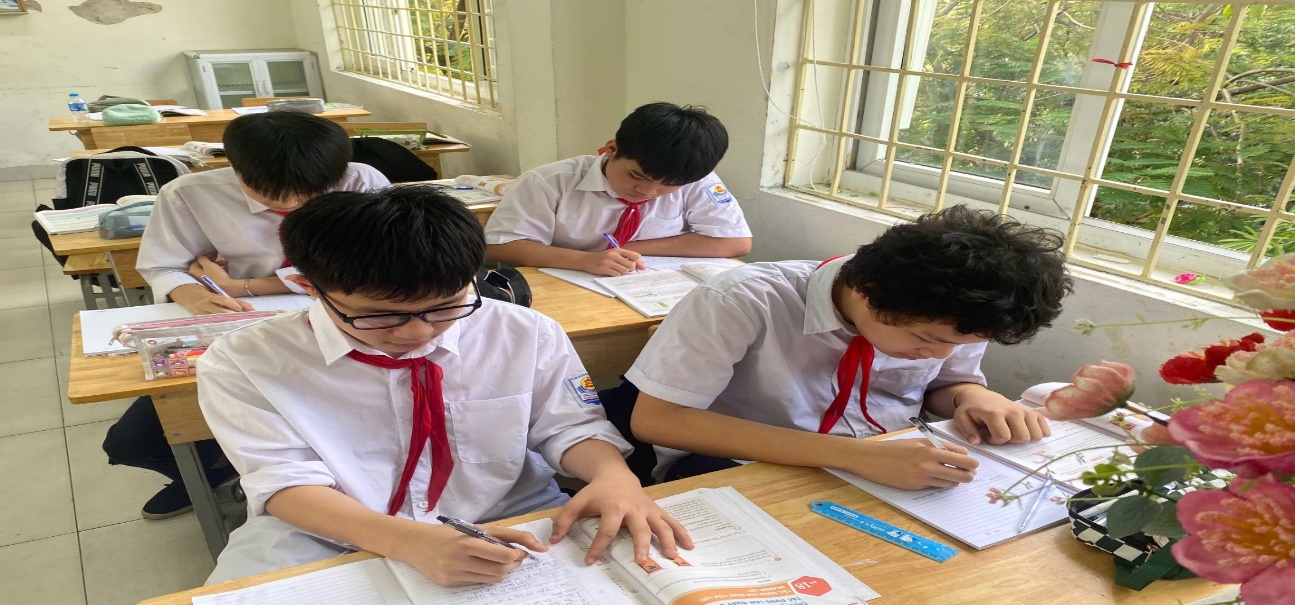 A group of students sitting at desks in a classroomDescription automatically generated