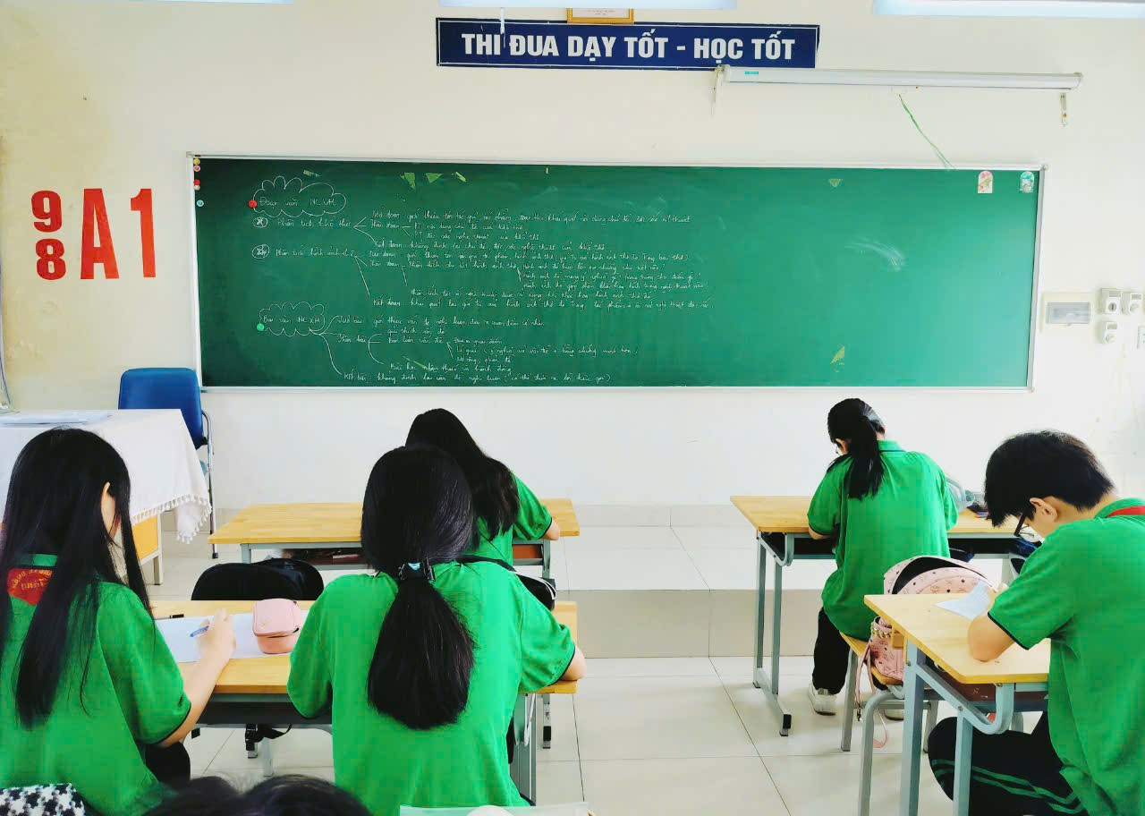 A group of people in a classroomDescription automatically generated