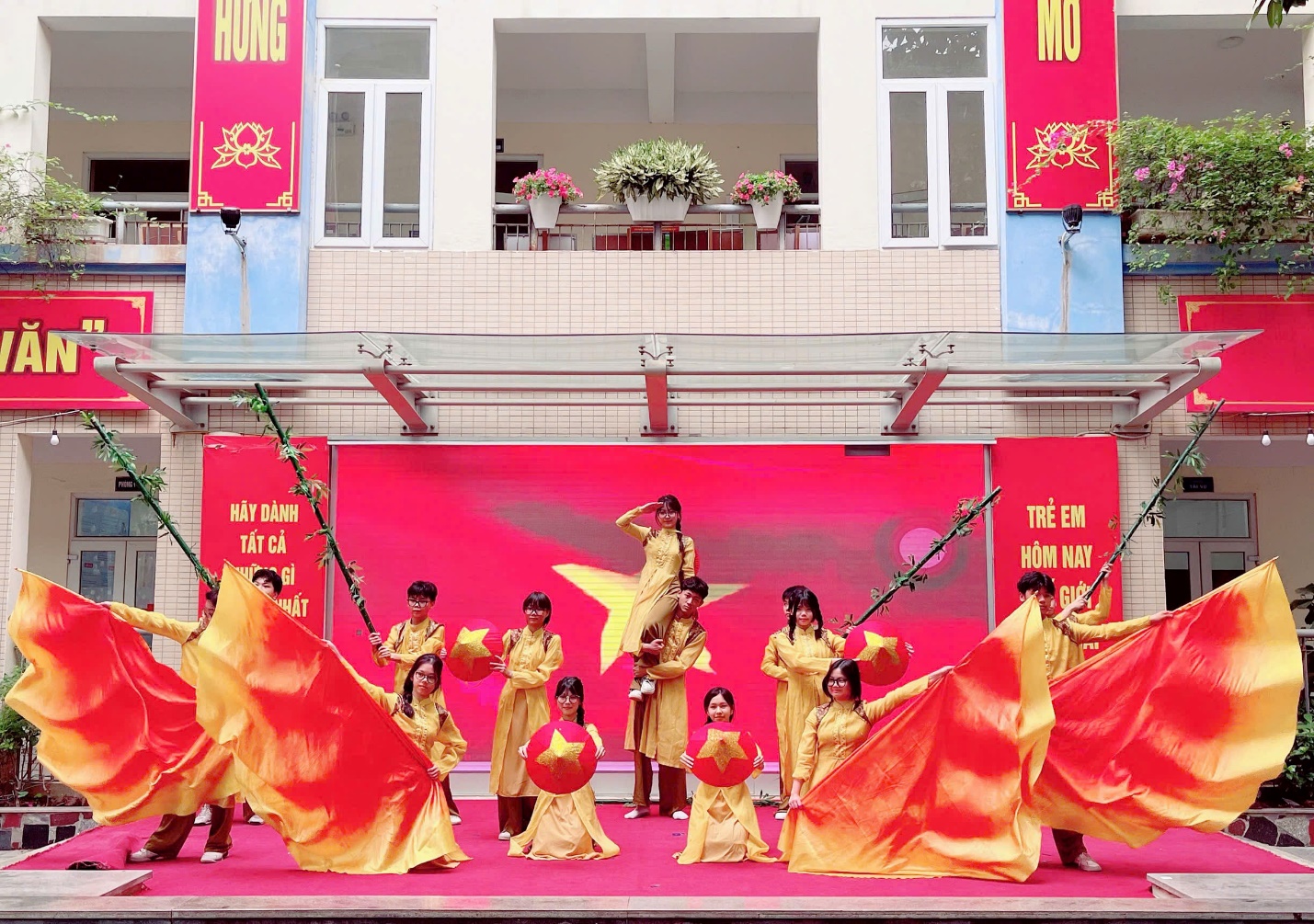A group of people performing on stageDescription automatically generated