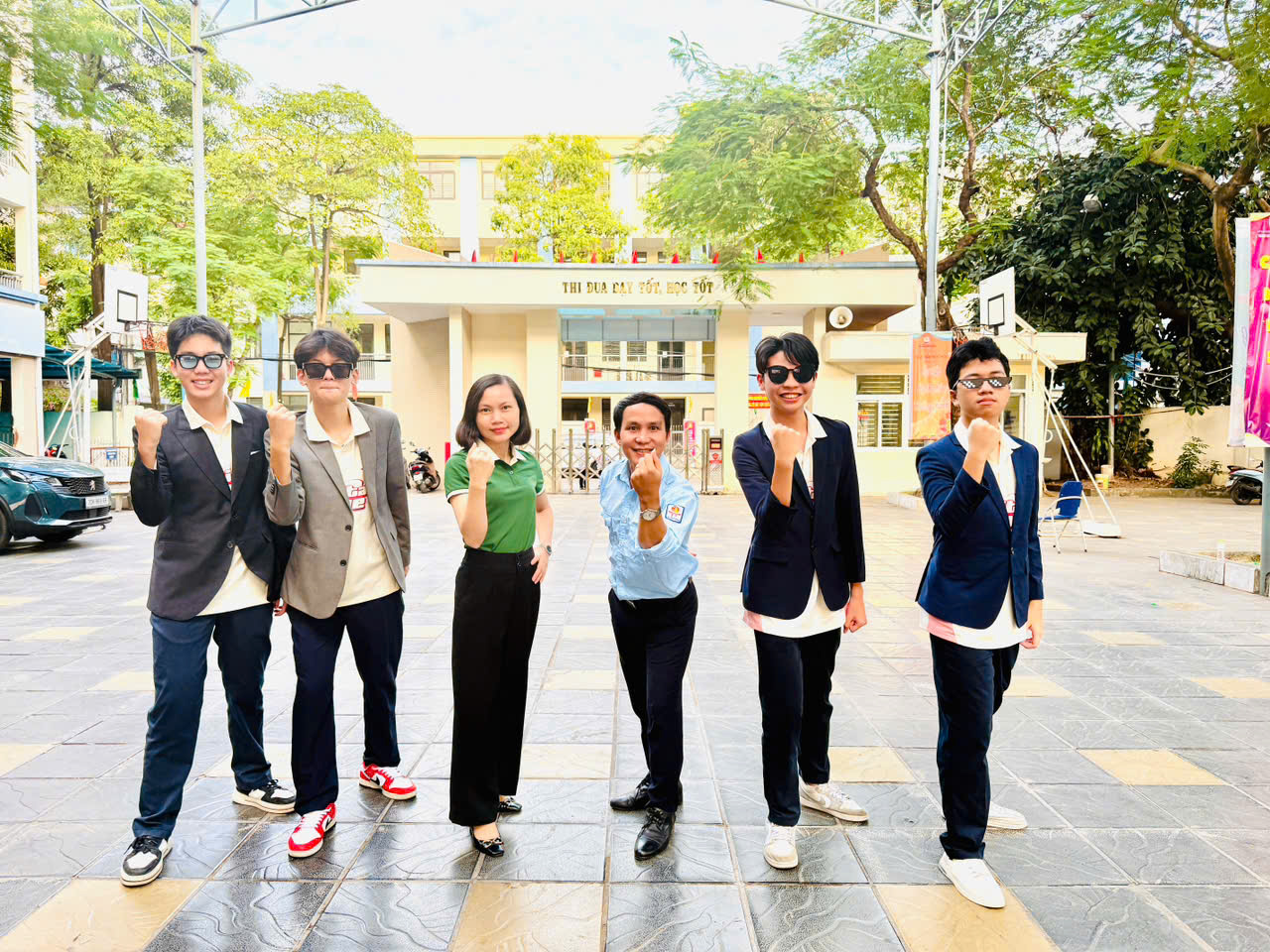 A group of people posing for a pictureDescription automatically generated