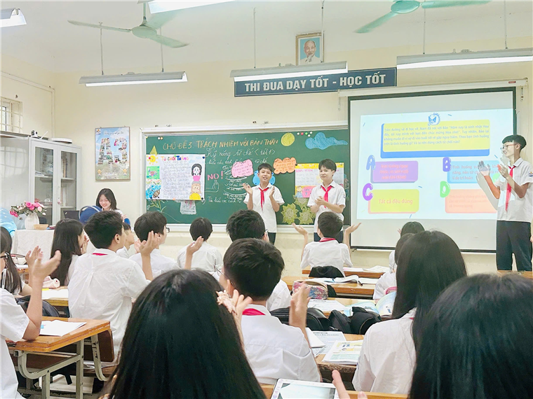 A group of students in a classroomDescription automatically generated