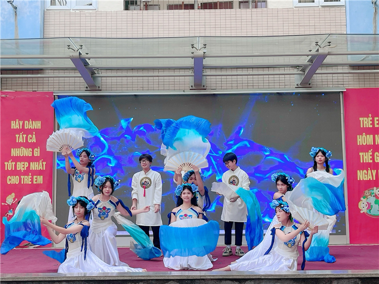 A group of people in white dresses and blue clothingDescription automatically generated
