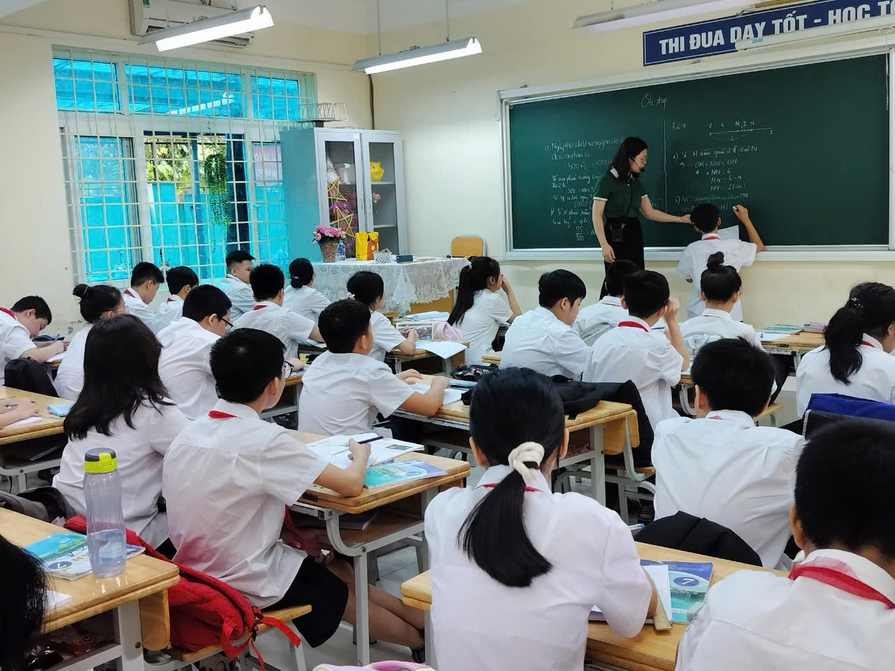 A group of students in a classroomDescription automatically generated