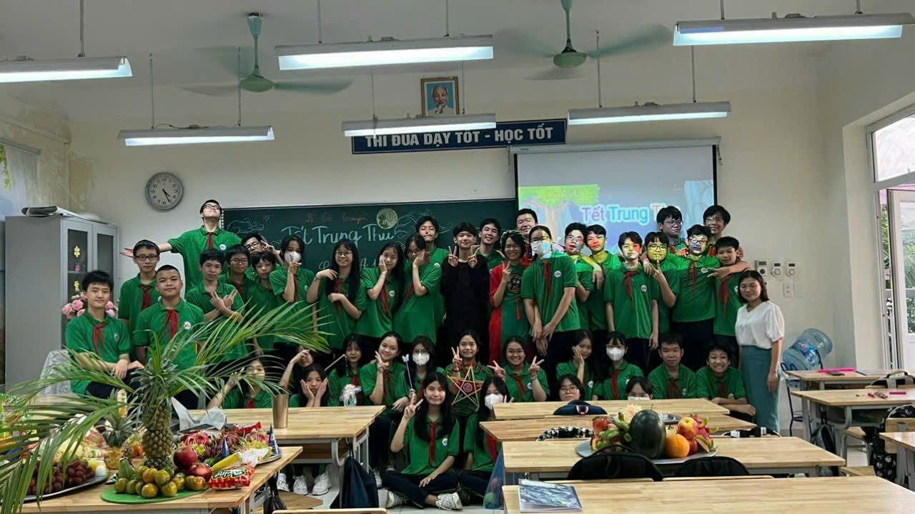 A group of people in green shirtsDescription automatically generated