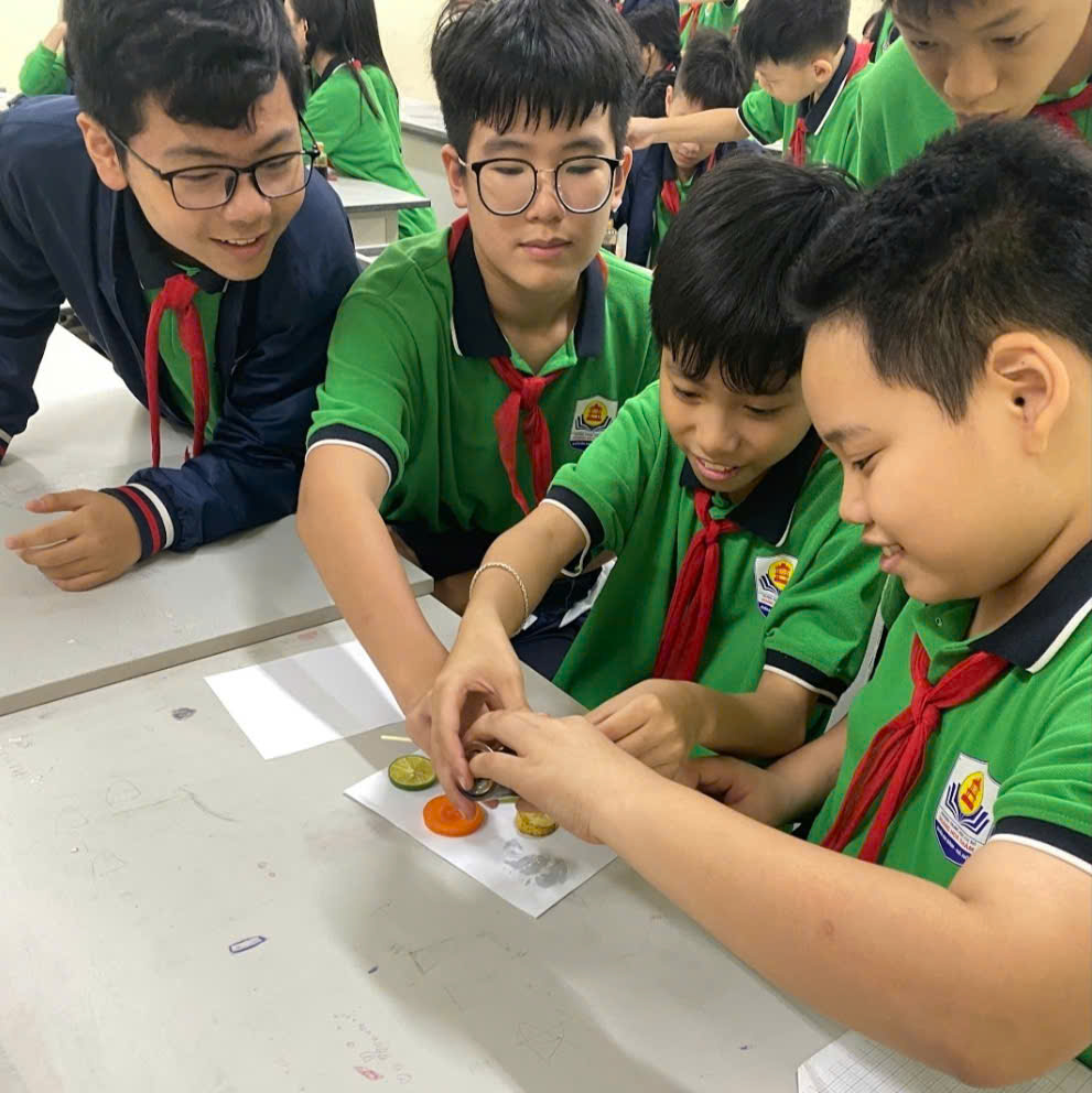 A group of boys in green uniformsDescription automatically generated