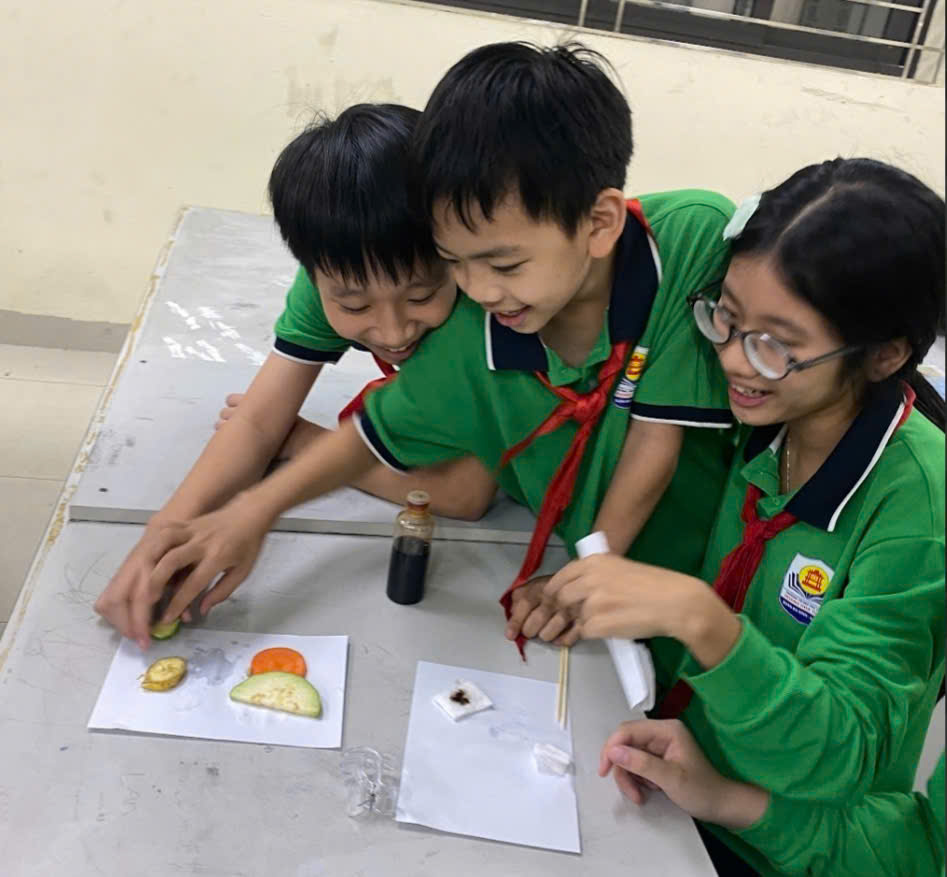 A group of kids sitting at a tableDescription automatically generated