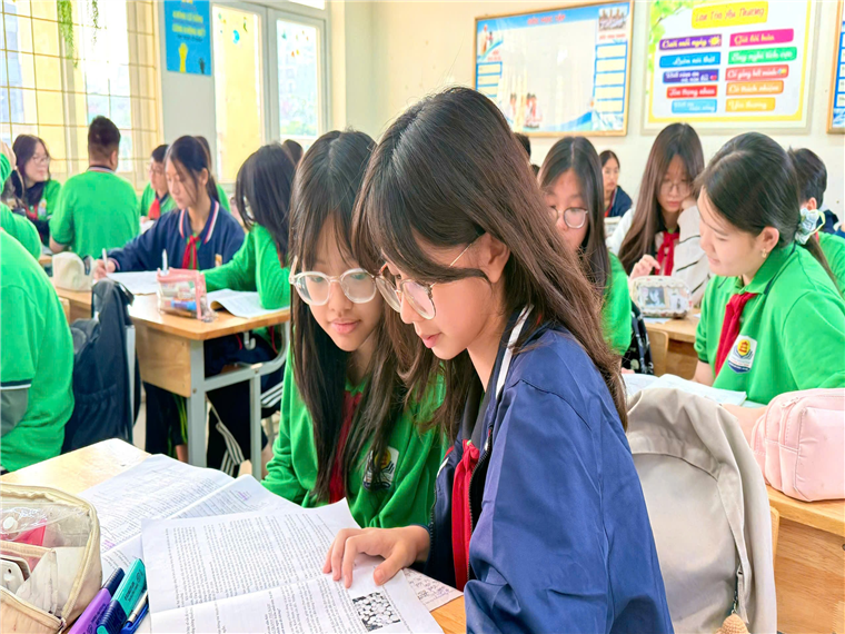 A group of girls in a classroom

Description automatically generated