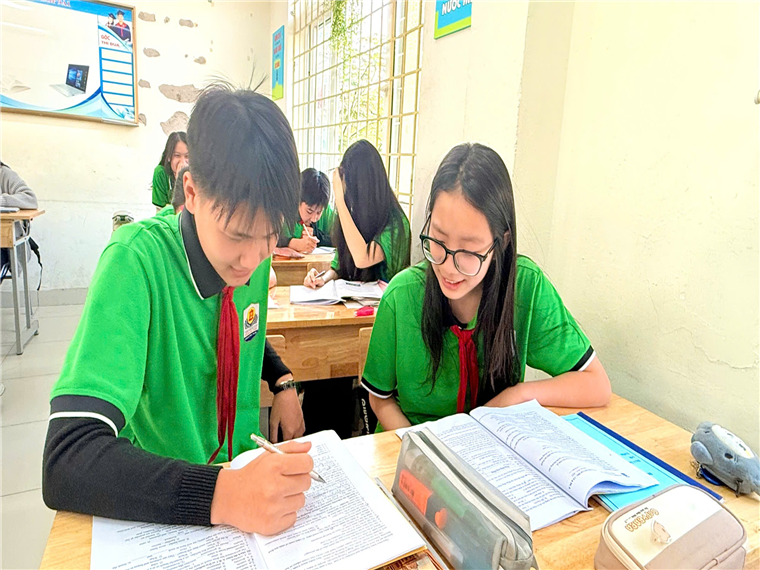 A group of students in a classroom

Description automatically generated