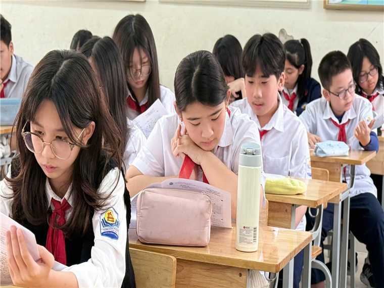A group of students in a classroom

Description automatically generated