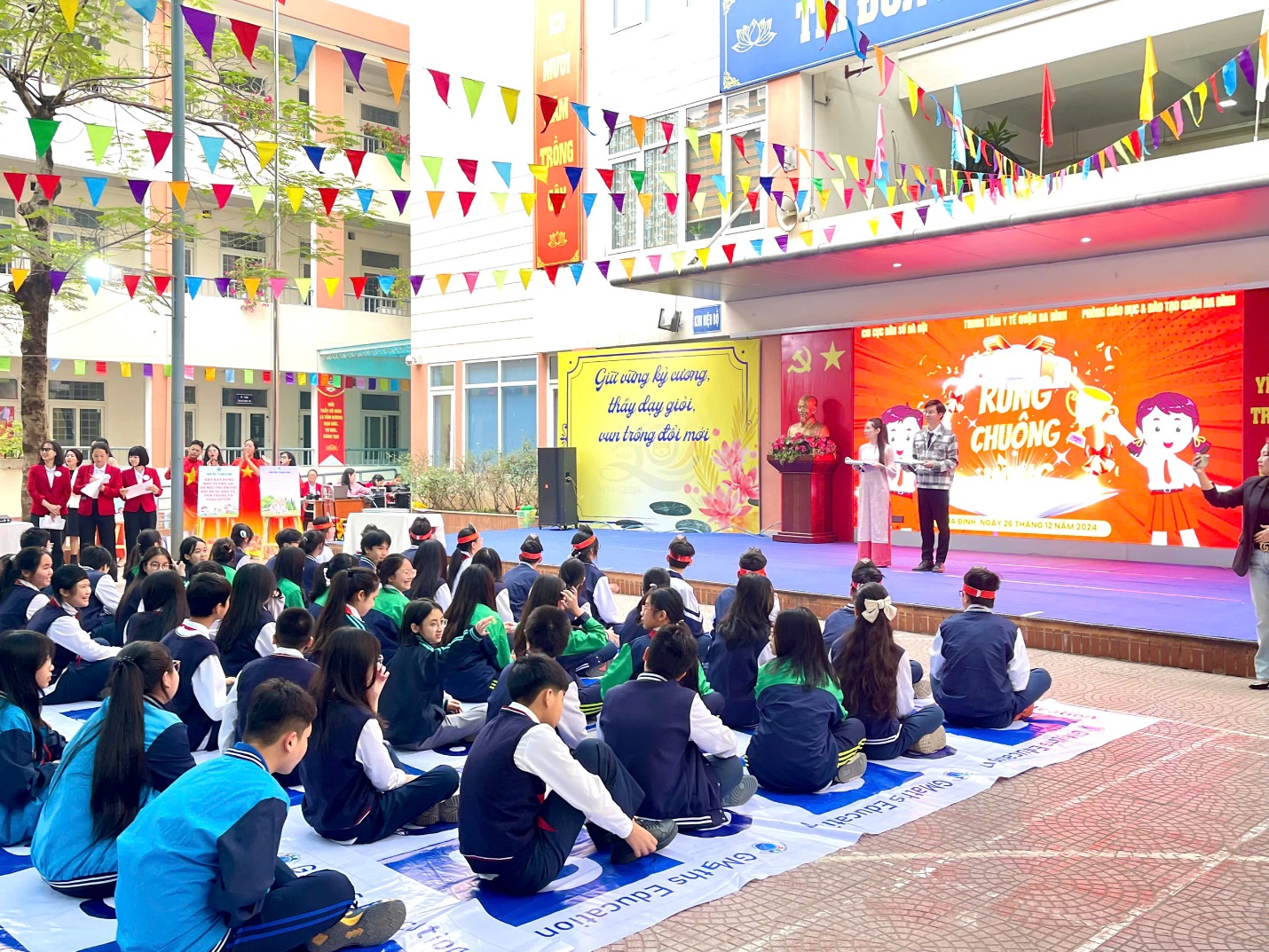 Ảnh có chứa trang phục, người, tòa nhà, cô gái

Mô tả được tạo tự động