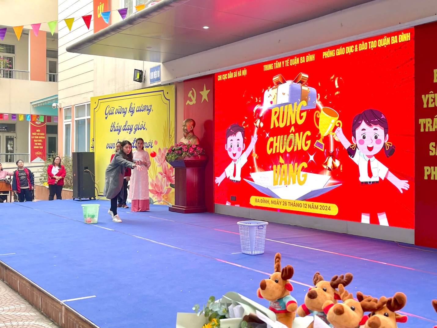 Ảnh có chứa văn bản, tòa nhà, người, phim hoạt hình

Mô tả được tạo tự động