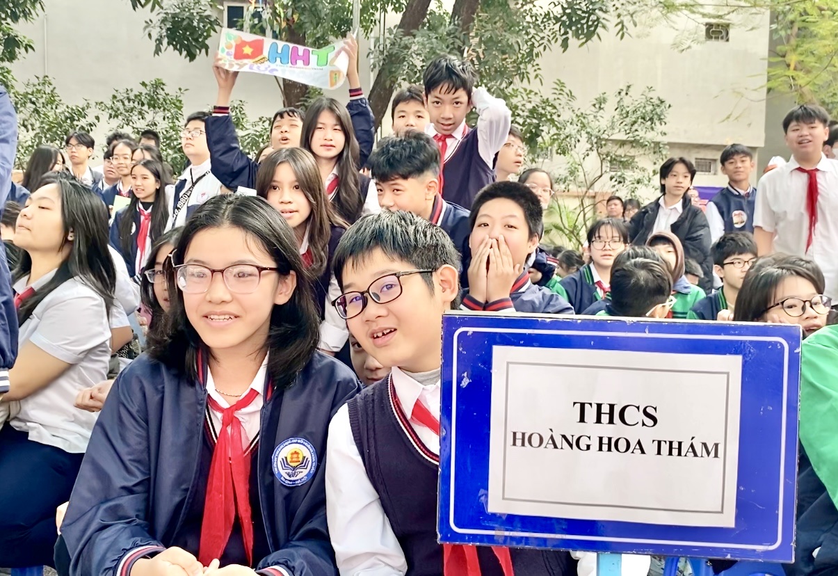 Ảnh có chứa trang phục, người, Mặt người, ngoài trời

Mô tả được tạo tự động