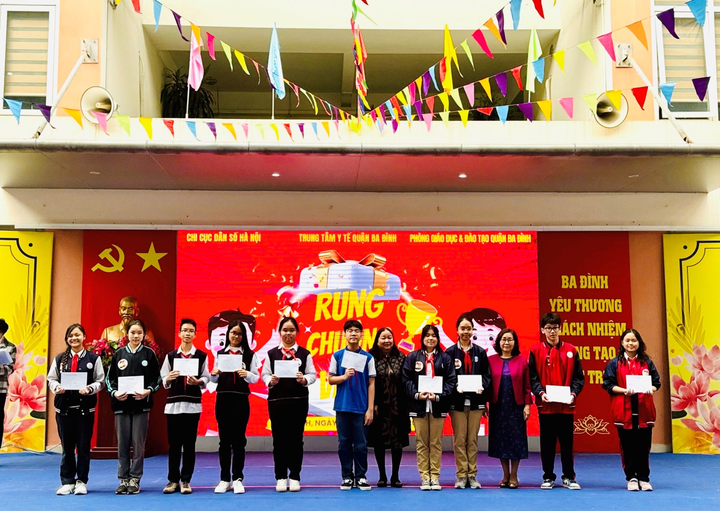 Ảnh có chứa người, trang phục, nhóm, Khiêu vũ

Mô tả được tạo tự động