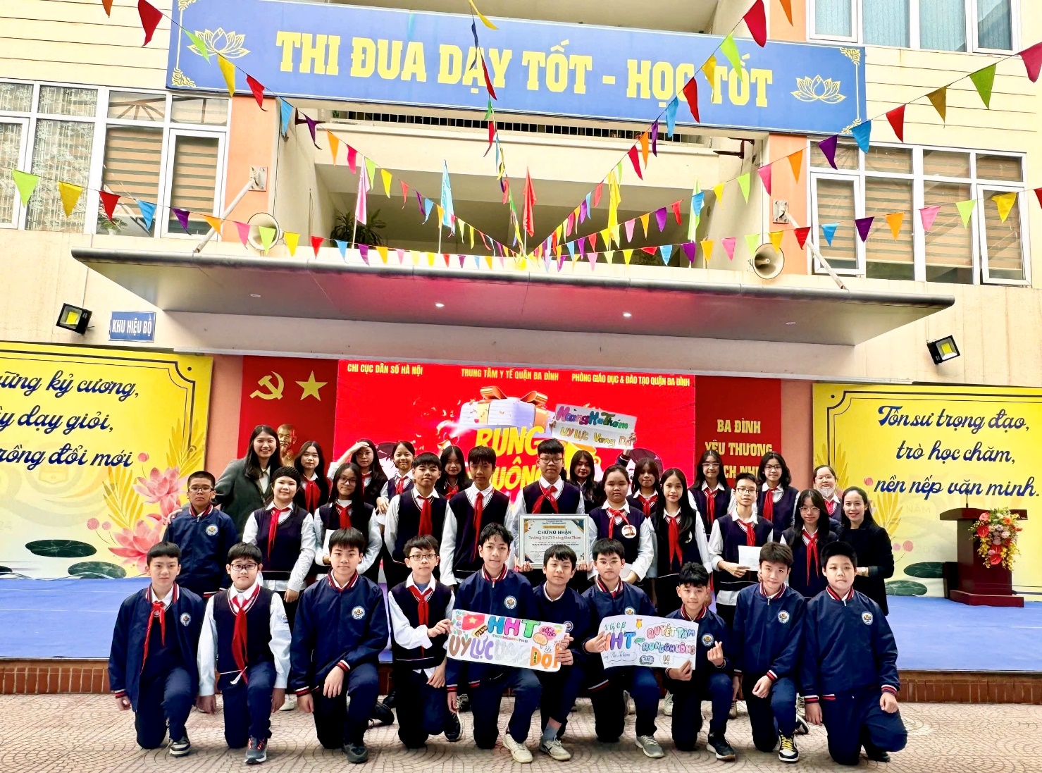 Ảnh có chứa trang phục, văn bản, người, tòa nhà

Mô tả được tạo tự động