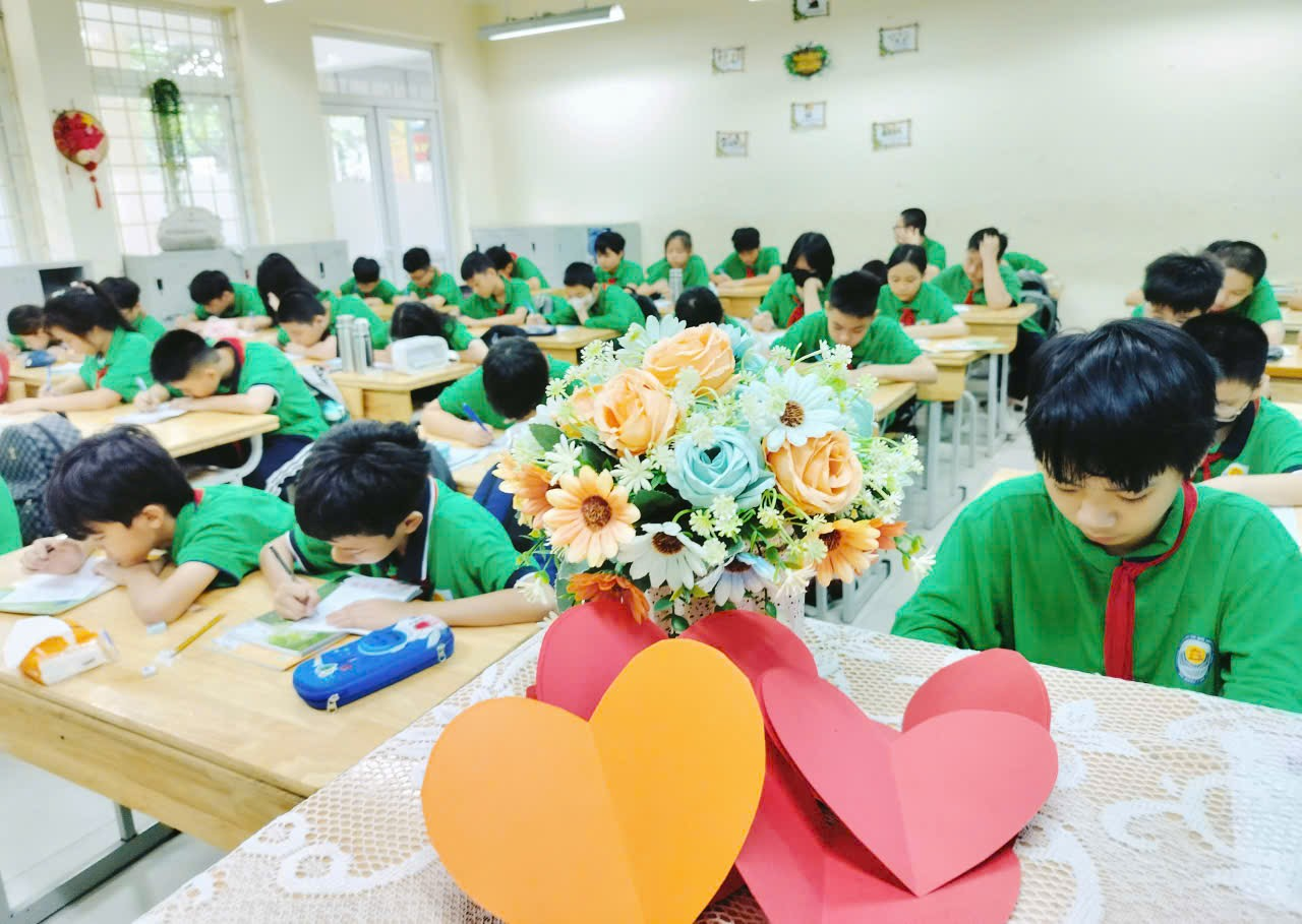 A group of students in a classroomDescription automatically generated