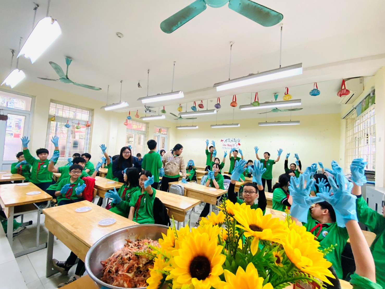 Ảnh có chứa trong nhà, hoa, trang phục, người

Mô tả được tạo tự động